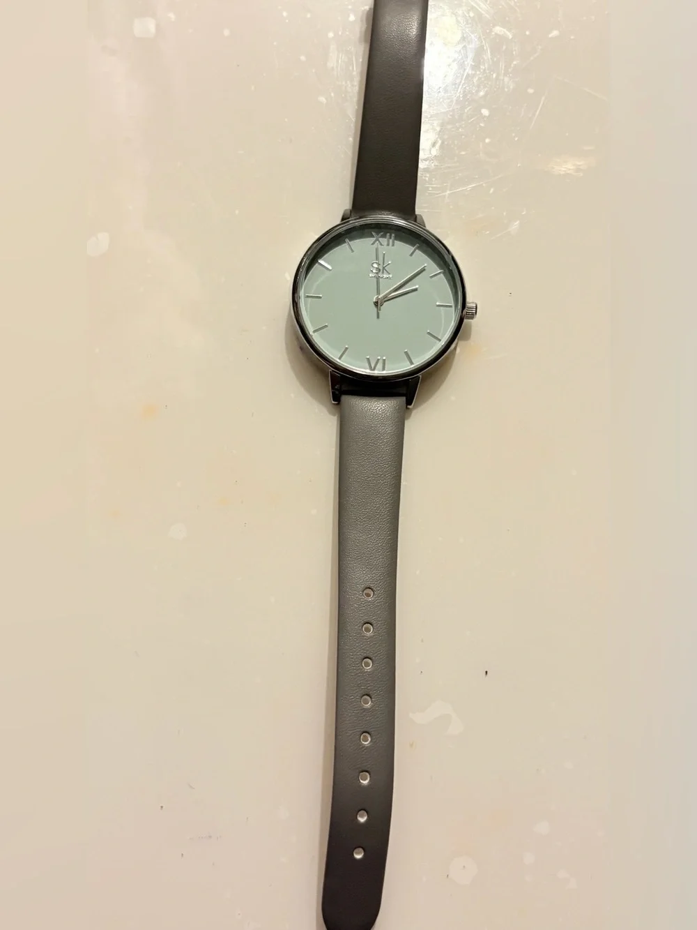 Shengke KO056L Quartz Analog Wristwatch White Gray Dial & Gray Leather Strap